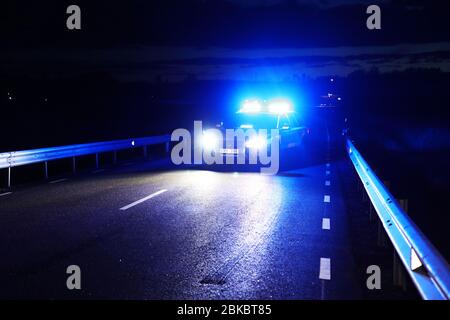 Motala, Schweden 20200502 Verkehrsunfall auf Evertsbyvägen. Rettungsdienst, Polizei, Ambulanz vor Ort. Foto Jeppe Gustafsson Stockfoto