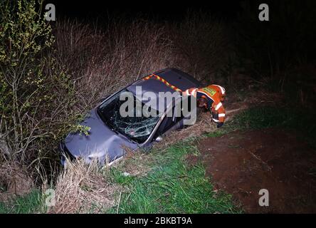 Motala, Schweden 20200502 Verkehrsunfall auf Evertsbyvägen. Rettungsdienst, Polizei, Ambulanz vor Ort. Foto Jeppe Gustafsson Stockfoto