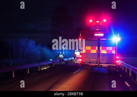 Motala, Schweden 20200502 Verkehrsunfall auf Evertsbyvägen. Rettungsdienst, Polizei, Ambulanz vor Ort. Foto Jeppe Gustafsson Stockfoto