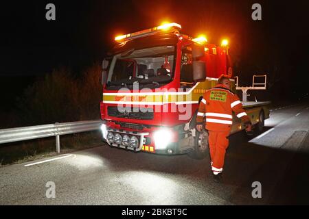 Motala, Schweden 20200502 Verkehrsunfall auf Evertsbyvägen. Rettungsdienst, Polizei, Ambulanz und ein Abschleppwagen vor Ort. Foto Jeppe Gustafsson Stockfoto