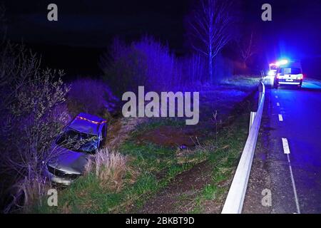 Motala, Schweden 20200502 Verkehrsunfall auf Evertsbyvägen. Rettungsdienst, Polizei, Ambulanz vor Ort. Foto Jeppe Gustafsson Stockfoto