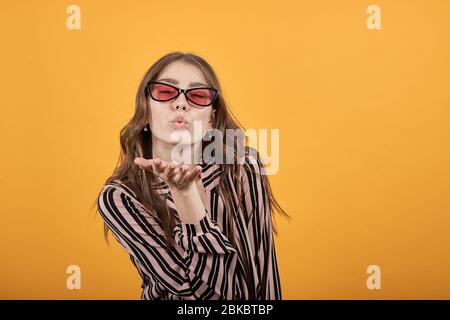Girl In Love Macht Einen Air Kiss, Bläst Auf Die Handfläche Stockfoto