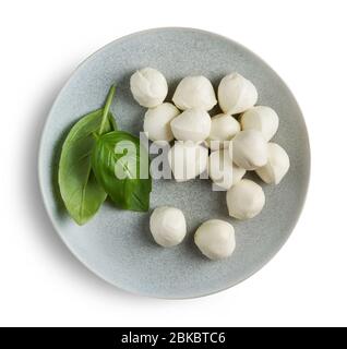 Platte von Mozzarella Käsebällchen isoliert auf weißem Hintergrund, Draufsicht Stockfoto