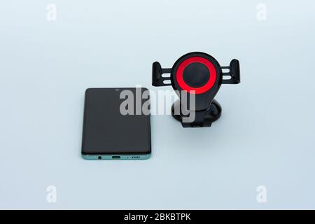Autohalterung für Smartphone-Gerät auf weißem Hintergrund. Stockfoto