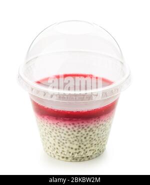 Chia Samen und Himbeer Pudding in Kunststoff wegnehmen Tasse auf weißem Hintergrund isoliert Stockfoto
