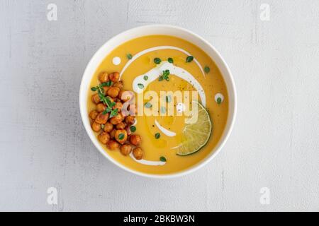 Kürbiscremesuppe. Isoliert. Vegetarische, gesunde Ernährung Stockfoto