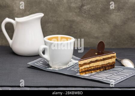 Geschichtete Schokoladenkuchen mit Espresso. Kopierbereich. Stockfoto