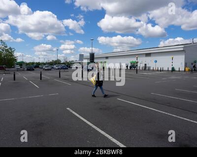 Leyton. London. Großbritannien. Mai 2020 um 11:30 Uhr. Großer Blickwinkel auf Leyton Mills Parkplatz während des Ausbruchs. Dies ist einer der wichtigsten Einzelhandel Patks i Stockfoto