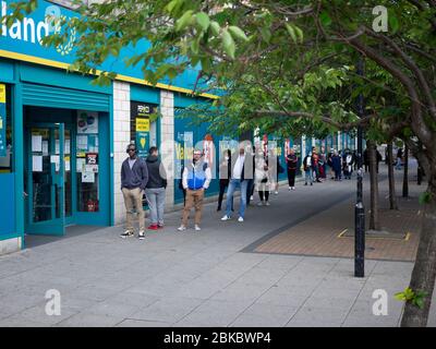 Leyton. London. GROSSBRITANNIEN. Mai 2020. Blick auf die Schlange im Leyton Mills Retail Park am Eingang des Poundland-Geschäfts. Stockfoto