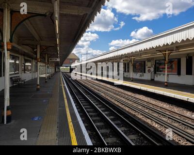 Leyton. London. GROSSBRITANNIEN. Mai 2020 um 11:40 Uhr. Weitwinkel der unterirdischen Plattformen von Leyton am Samstag mittags während des Ausbruchs. Stockfoto