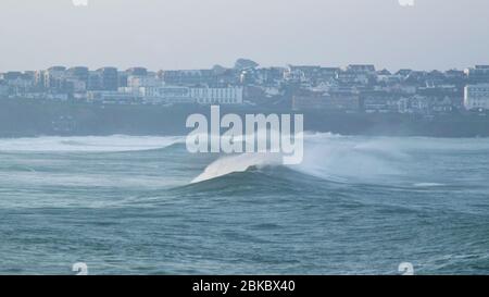 Großer Schwellen rollt in die Fistral Bay Stockfoto