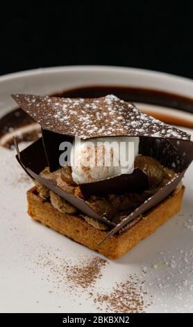 Schoko-Tartlet mit Eis. Nachtisch im französischen Restaurant. Stockfoto