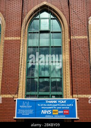 Leyton. London. GROSSBRITANNIEN. Mai 2020. Foto der Fassade der Moschee „Jamia Masjid Ghousia“, die das NHS und die wichtigsten Arbeiter unterstützt. Stockfoto