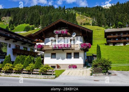 Tux, Österreich - 11. August 2019: Traditionelle Chalets im Tuxtal, Tirol Stockfoto