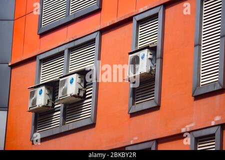 Eine Fassade eines Bürogebäudes mit Luftauslässen außen Stockfoto