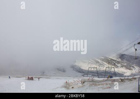 Hintertux, Österreich - 9. August 2019: Wolken an einem Sommertag auf dem Hintertuxer Gletscher Stockfoto