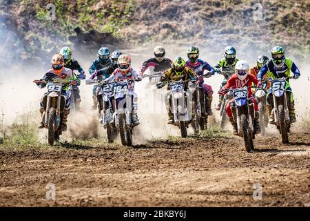 Motocross-Fahrer fahren auf einem Feld für die Montgenost-Meisterschaft in Frankreich Stockfoto