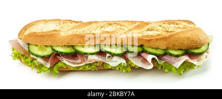 Baguette Sandwich mit Schinken und Gurke auf weißem Hintergrund isoliert Stockfoto