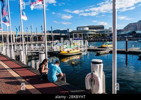 Sydney, Australien - 3. Juli 2011: Darling Harbour und Wassertaxis am Yachthafen an einem sonnigen Tag Stockfoto