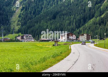 Hintertux, Österreich - 10. August 2019: Blick auf Hintertuxer Dorf, Tuxertal, Tirol Stockfoto