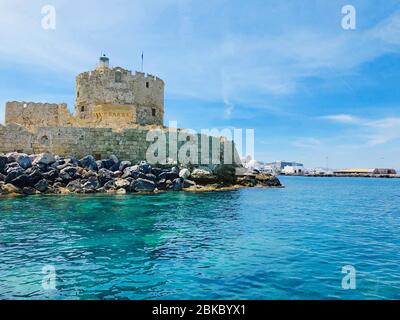 Festung St. Nikolaus im Hafen von Mandaki, Rhodos, Griechenland Stockfoto