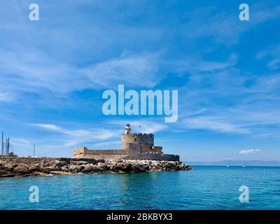 Festung St. Nikolaus im Mandraki Hafen, Rhodos, Griechenland Stockfoto