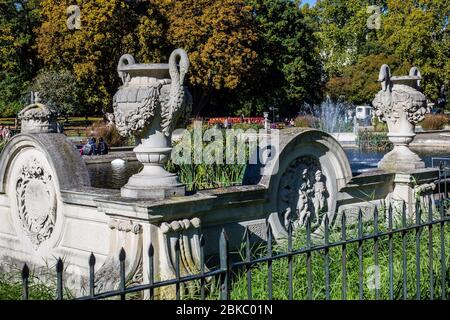 London, Großbritannien - 9. Oktober 2018: Menschen entspannen in Italian Gardens, Hyde Park, London Stockfoto