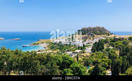 Panoramablick auf Lindos, berühmtes historisches Rhodos Dorf, Griechenland Stockfoto