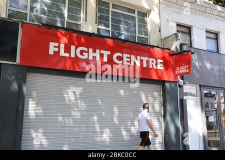 Die Fluggeschäfte in der Upper Street, Islington, schlossen während der Sperrung der Krononavirus-Pandemie in London, Großbritannien, während der engen Reisebeschränkungen Stockfoto