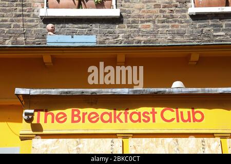 Das beliebte Frühstücksclub-Café in der Camden Passage, an Bord, in Islington, im Norden Londons, an Bord während der Sperrung der Coronavirus-Pandemie, Großbritannien Stockfoto