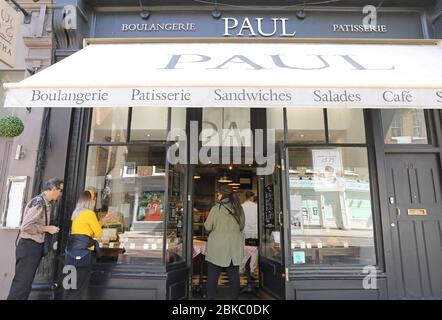 Paul's, offen für Mitnehmen in Islington, im Norden Londons, im Rahmen der Sperrung der Coronavirus-Pandemie, Großbritannien Stockfoto