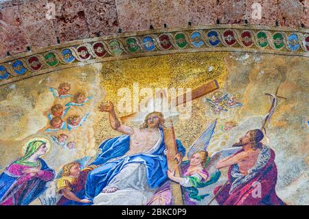 Mosaik an der Markusbasilika Fassade über dem Haupteingang, der die Himmelfahrt Jesu Christi darstellt, Venedig Italien Stockfoto