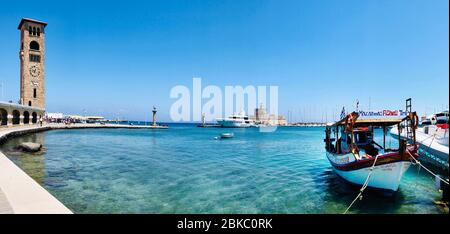 Rodos, Griechenland - 18. MAI 2019: Panoramablick auf den Eingang zum Mandraki Hafen, Rhodos, Griechenland Stockfoto