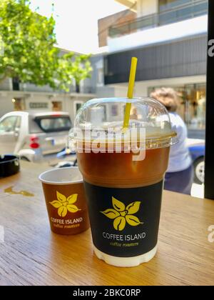 Rodos, Griechenland - 18. MAI 2019: Tasse Eiskaffee in Coffee Island Coffee Shop, einer der besten Kaffeemaschinen in Rodos, Griechenland Stockfoto