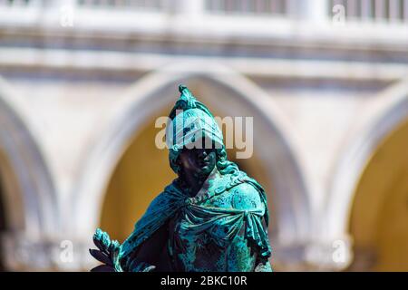 Eine Bronzeskulptur auf Jacopo Sansovinos Loggetta-Tor des Markuspforts mit dem Dogenpalast im Hintergrund. Venedig, Italien Stockfoto