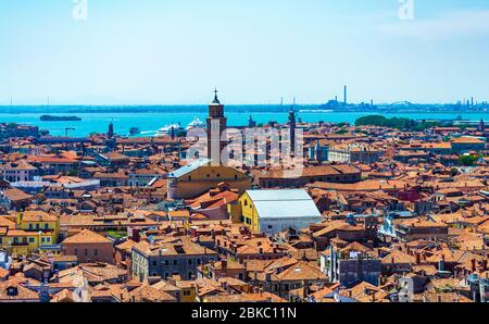 Panorama-Luftaufnahme von Venedig vom Markusturm im Nordwesten, Santa Croce und Kreuzfahrtschiffen im Hafen Stockfoto