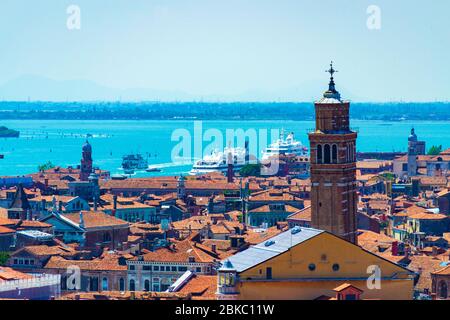 Panorama-Luftaufnahme von Venedig vom Markusturm im Nordwesten, Santa Croce und Kreuzfahrtschiffen im Hafen Stockfoto