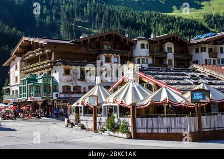 Tux, Österreich - 9. August 2019: Blick auf das Neuhintertux Hotel und die Hohenhaus Tenne Bar an einem Sommertag Stockfoto