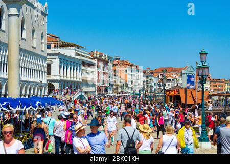 Sommeransicht von Riva degli Schiavoni - ein Hafengebiet in Venedig - eine lebhafte, überfüllte Promenade am Wasser entlang, Venedig, Italien Juni 2016 Stockfoto