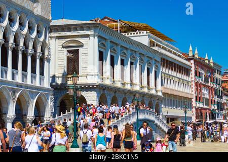 Sommeransicht von Riva degli Schiavoni - ein Hafengebiet in Venedig - eine lebhafte, überfüllte Promenade am Wasser entlang, Venedig, Italien Juni 2016 Stockfoto