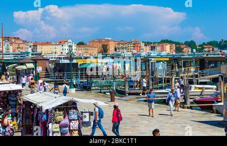 Sommeransicht von Riva degli Schiavoni - ein Hafengebiet in Venedig - eine lebhafte, überfüllte Promenade am Wasser entlang, Venedig, Italien Juni 2016 Stockfoto