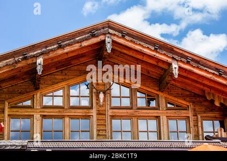 Tux, Österreich - 11. August 2019: Fassadendetail des Berggasthauses Eggalm, Tux, Tirol Stockfoto