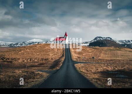Panoramablick auf die Kirche Ingjaldsholskirkja in Hellissandur, Island. Unglaubliches Bild der isländischen Landschaft und Architektur. Isolierte Kirche in einem Stockfoto