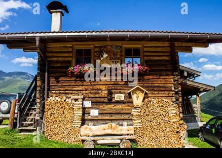 Tux, Österreich - 11. August 2019: Blick auf das Tiroler Chalet oberhalb von Tux, Tirol Stockfoto