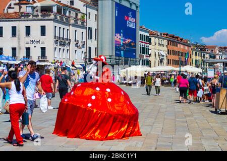 Sommeransicht von Riva degli Schiavoni - ein Hafengebiet in Venedig - eine lebhafte, überfüllte Promenade am Wasser entlang, Venedig, Italien Juni 2016 Stockfoto