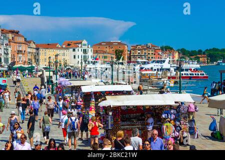 Sommeransicht von Riva degli Schiavoni - ein Hafengebiet in Venedig - eine lebhafte, überfüllte Promenade am Wasser entlang, Venedig, Italien Juni 2016 Stockfoto