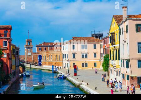 Blick auf Arsenale di Venezia - venezianisches Arsenal, Ponte del Paradiso Brücke über Rio del Arsenale Kanal, Venedig, Venetien, Italien, Juni 2016 Stockfoto