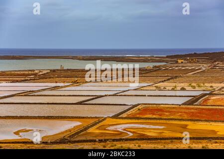 Salinas de Janubio, alte Salz Bergbau auf Lanzarote, Kanarische Inseln, Spanien. Stockfoto