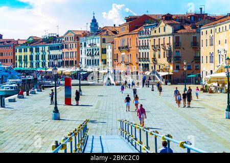 Sommeransicht von Riva degli Schiavoni - ein Hafengebiet in Venedig - eine lebhafte, überfüllte Promenade am Wasser entlang, Venedig, Italien Juni 2016 Stockfoto