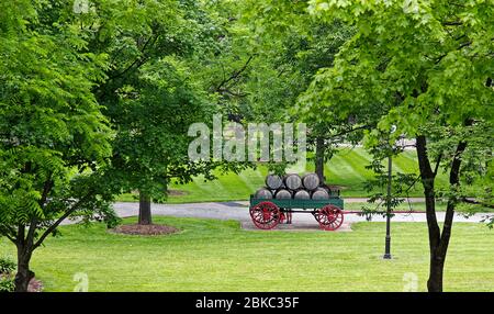 Alte Pferdewagen, 7 Holzfässer, Transport Whiskey, antike, friedliche Umgebung, grünes Gras, Bäume, Maker's Mark Bourbon Distillery; National Hist Stockfoto